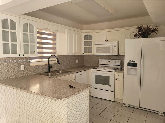 2425 W 54th Pl 13, Hialeah, FL 33016