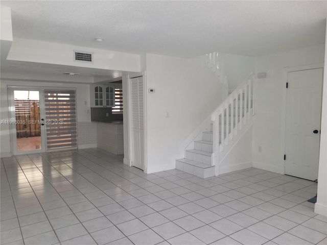 2425 W 54th Pl 13, Hialeah, FL 33016