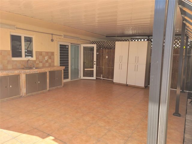 2425 W 54th Pl 13, Hialeah, FL 33016