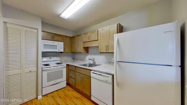 2530 WHISPERING WOODS Boulevard 4, Jacksonville, FL 32246