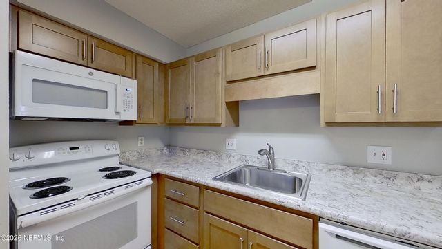 2530 WHISPERING WOODS Boulevard 4, Jacksonville, FL 32246