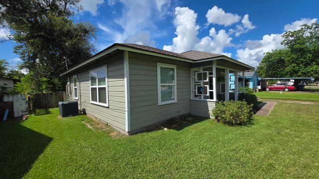 1208 Chevy Chase Drive, Angleton, TX 77515