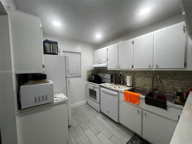 7610 STIRLING RD 108-B, Hollywood, FL 33024