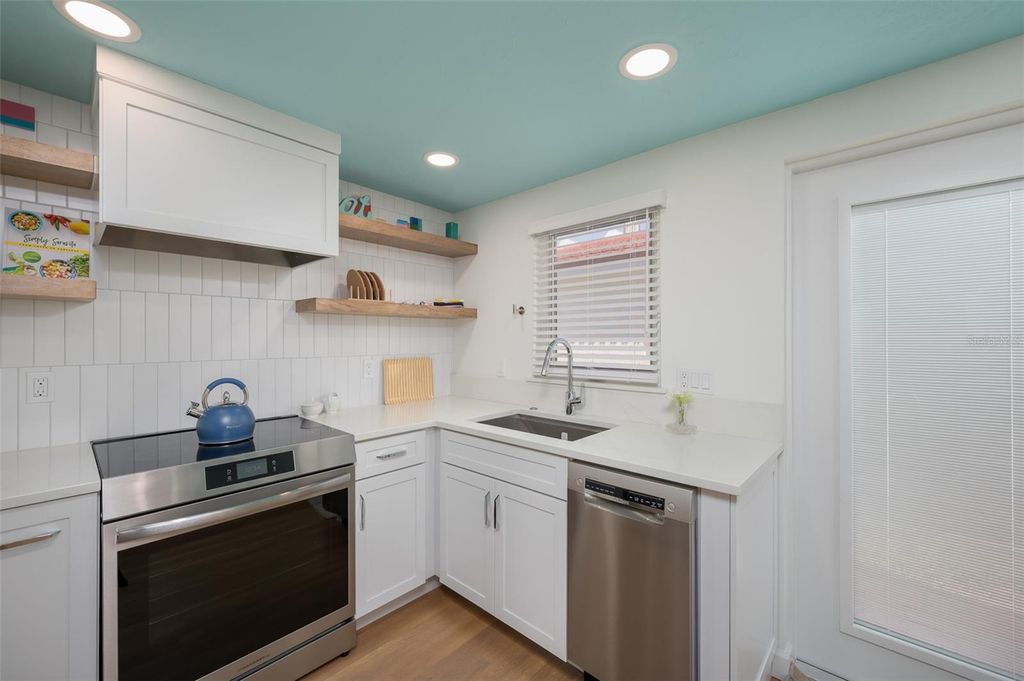 Image 14 of property listing at 6154 MIDNIGHT PASS ROAD A13, Sarasota, FL 34242