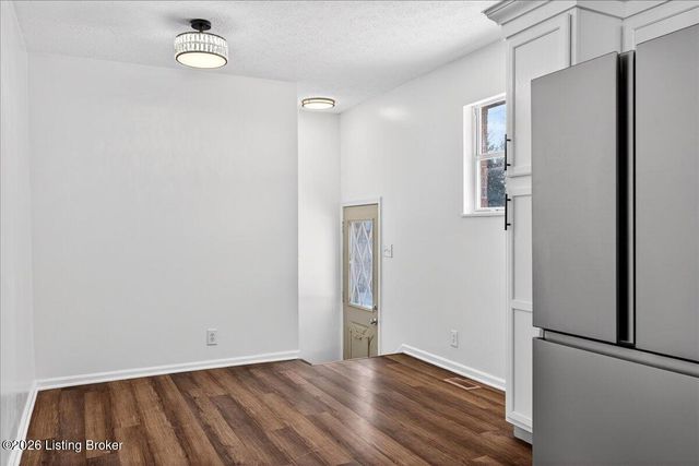 2000 Bartholomew Dr, Louisville, KY 40218