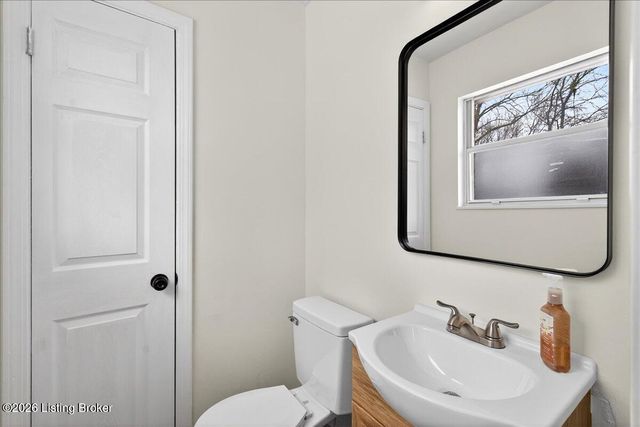 2000 Bartholomew Dr, Louisville, KY 40218