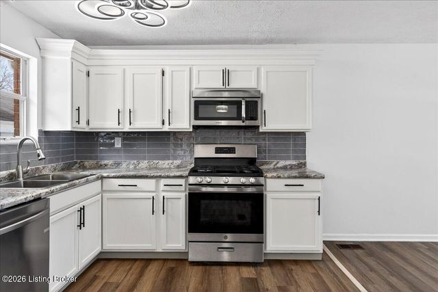 2000 Bartholomew Dr, Louisville, KY 40218