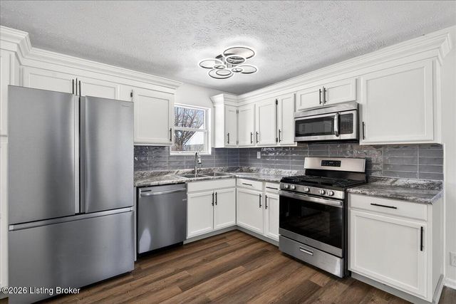 2000 Bartholomew Dr, Louisville, KY 40218