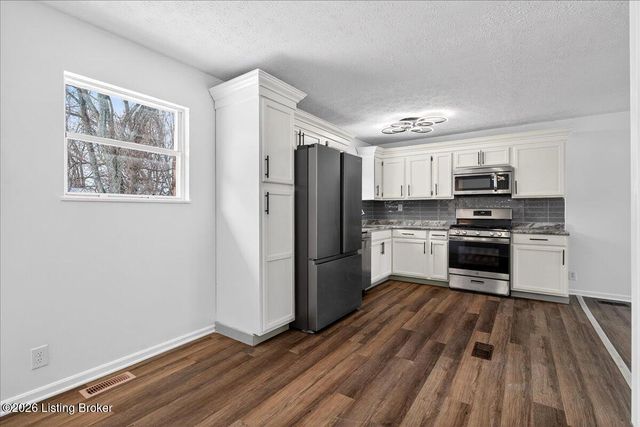 2000 Bartholomew Dr, Louisville, KY 40218