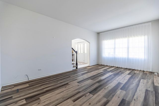 5037 E 70th Avenue, Schererville, IN 46375