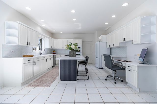 5037 E 70th Avenue, Schererville, IN 46375