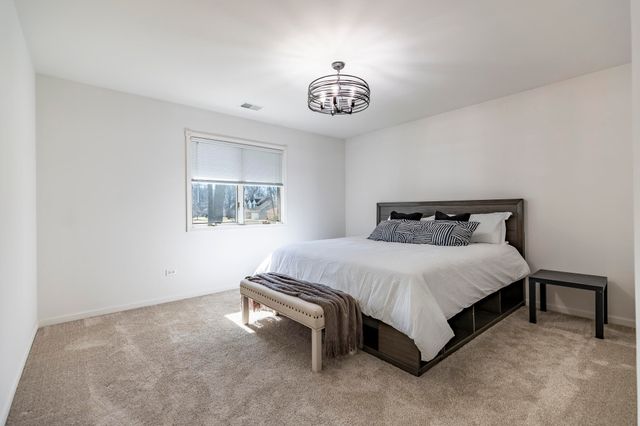 5037 E 70th Avenue, Schererville, IN 46375