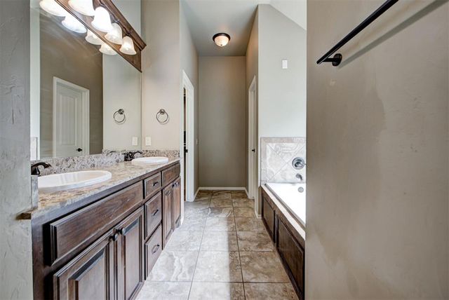 19513 Crest Ridge Drive, Edmond, OK 73012