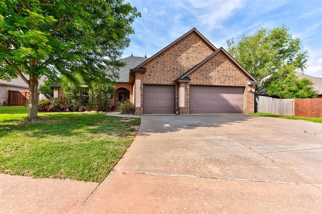19513 Crest Ridge Drive, Edmond, OK 73012
