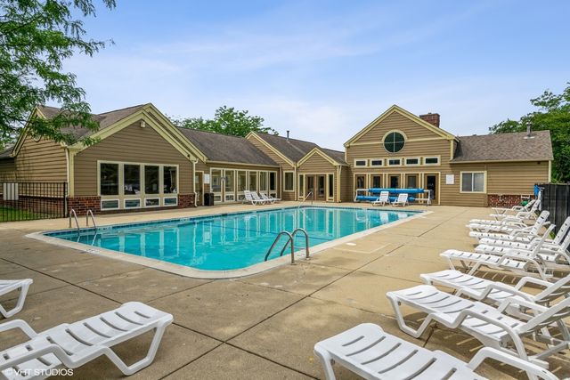 108 Glengarry Drive 102, Bloomingdale, IL 60108