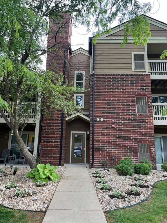 108 Glengarry Drive 102, Bloomingdale, IL 60108