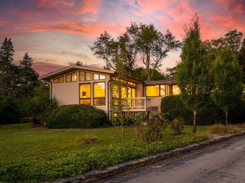 17 Shore Road, Bristol, RI 02809