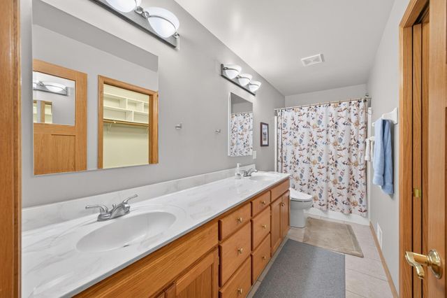5026 Grenadier Avenue N, Oakdale, MN 55128