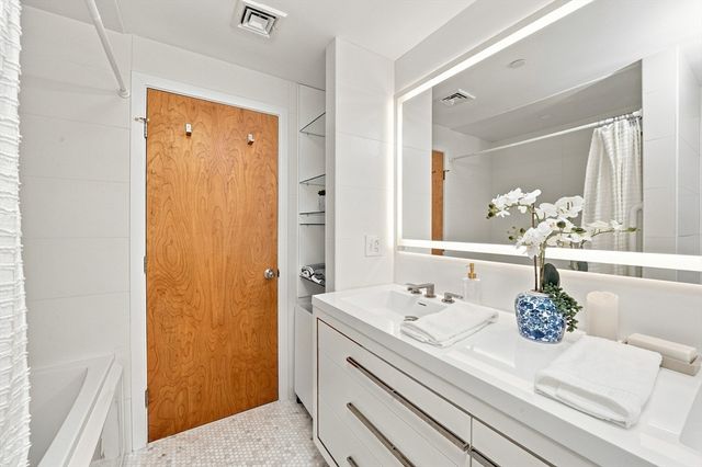 24 Bay State Rd 4, Cambridge, MA 02138