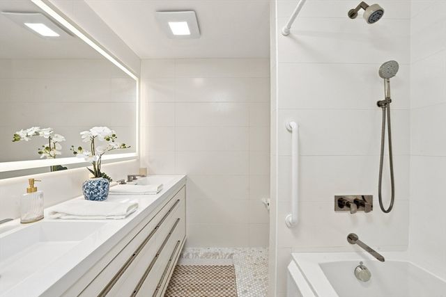 24 Bay State Rd 4, Cambridge, MA 02138