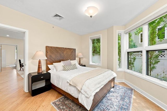 24 Bay State Rd 4, Cambridge, MA 02138