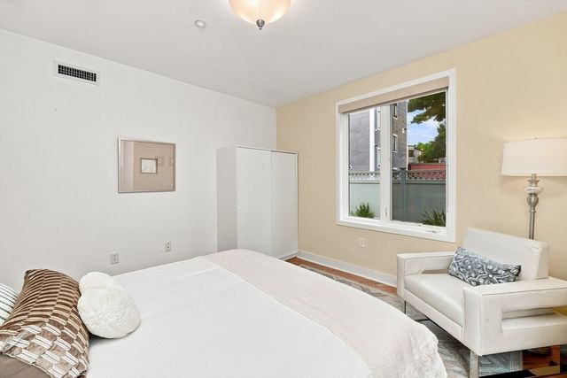 24 Bay State Rd 4, Cambridge, MA 02138