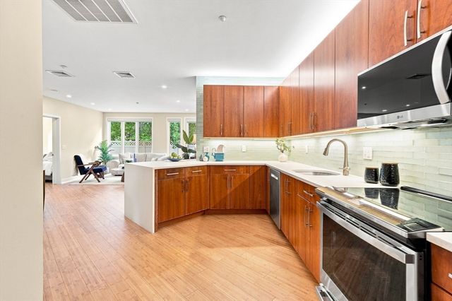 24 Bay State Rd 4, Cambridge, MA 02138