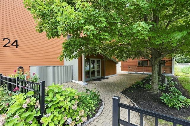 24 Bay State Rd 4, Cambridge, MA 02138
