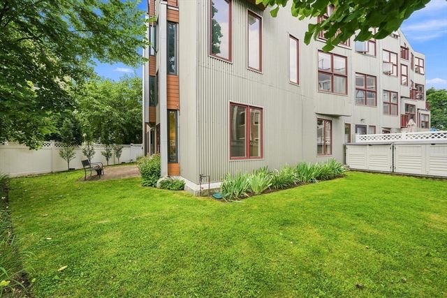 24 Bay State Rd 4, Cambridge, MA 02138