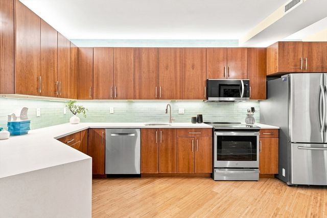 24 Bay State Rd 4, Cambridge, MA 02138