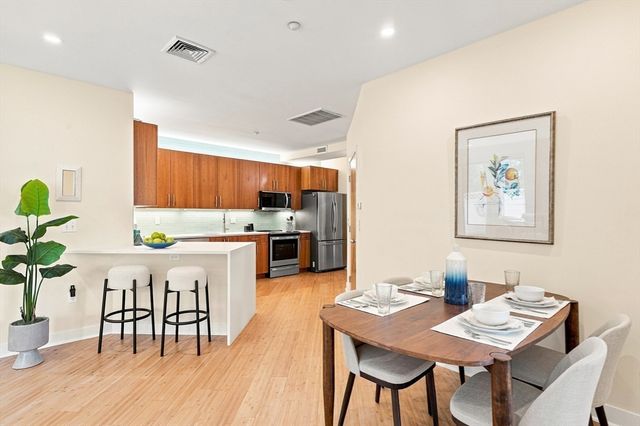 24 Bay State Rd 4, Cambridge, MA 02138