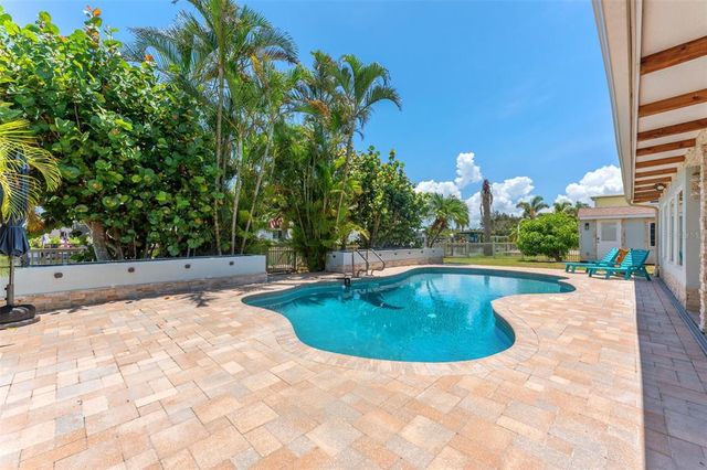 8720 HICKORYWOOD LANE, Tampa, FL 33615