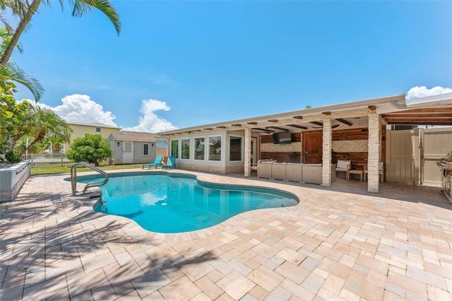 8720 HICKORYWOOD LANE, Tampa, FL 33615