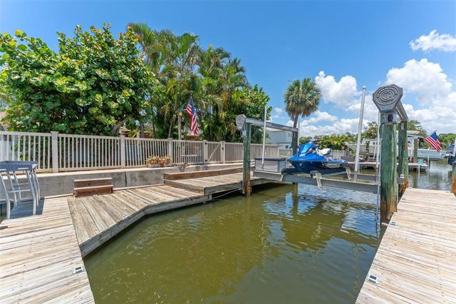 8720 HICKORYWOOD LANE, Tampa, FL 33615