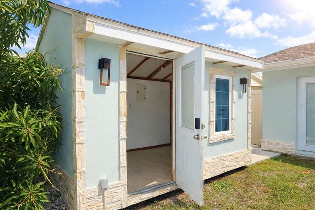 8720 HICKORYWOOD LANE, Tampa, FL 33615