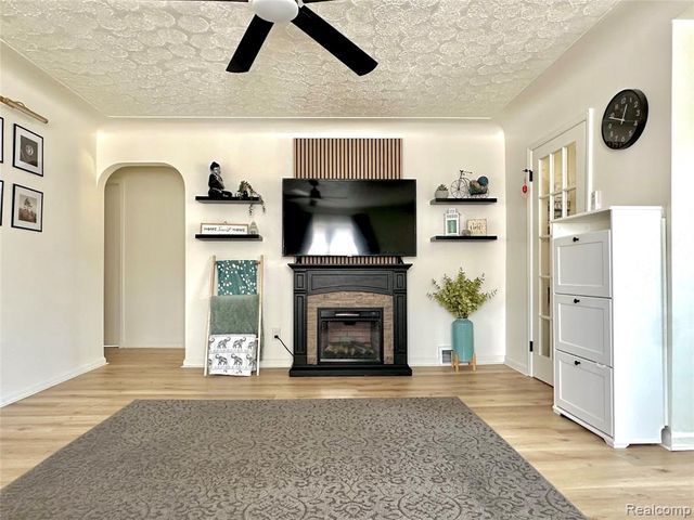2349 W Ellery Avenue, Waterford, MI 48327