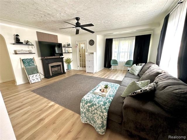 2349 W Ellery Avenue, Waterford, MI 48327