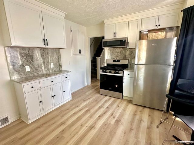 2349 W Ellery Avenue, Waterford, MI 48327