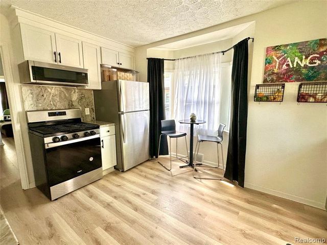 2349 W Ellery Avenue, Waterford, MI 48327