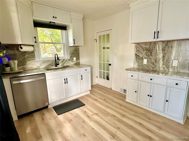 2349 W Ellery Avenue, Waterford, MI 48327