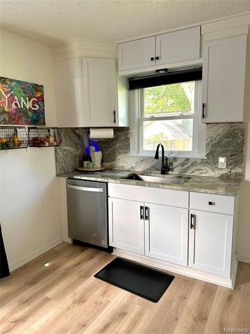 2349 W Ellery Avenue, Waterford, MI 48327
