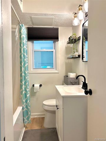 2349 W Ellery Avenue, Waterford, MI 48327
