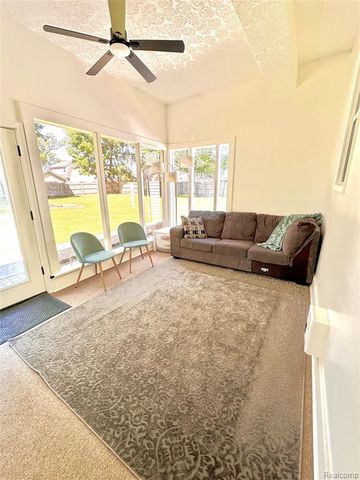 2349 W Ellery Avenue, Waterford, MI 48327