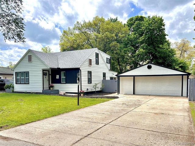 2349 W Ellery Avenue, Waterford, MI 48327