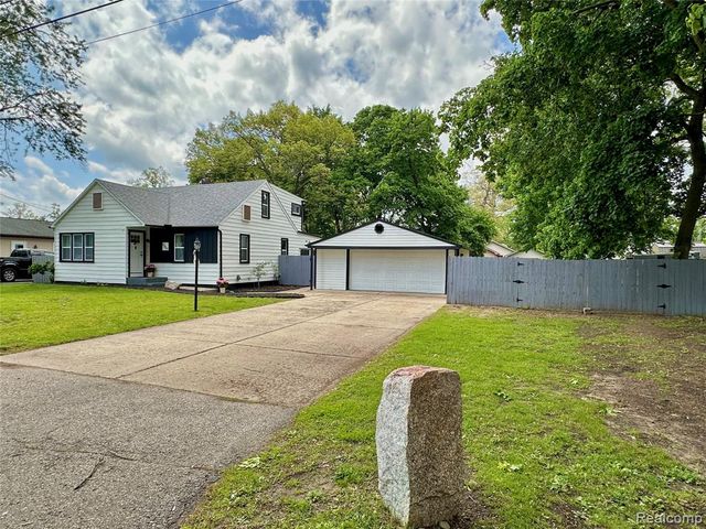 2349 W Ellery Avenue, Waterford, MI 48327