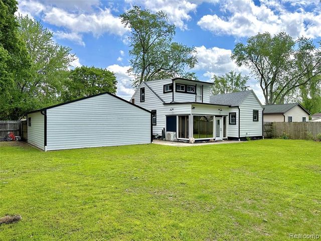2349 W Ellery Avenue, Waterford, MI 48327