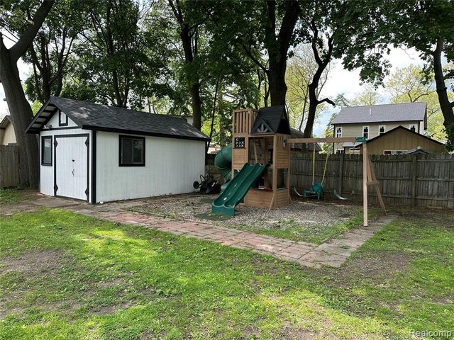 2349 W Ellery Avenue, Waterford, MI 48327