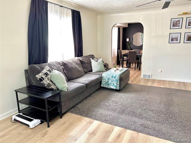2349 W Ellery Avenue, Waterford, MI 48327