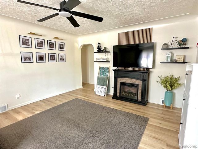 2349 W Ellery Avenue, Waterford, MI 48327