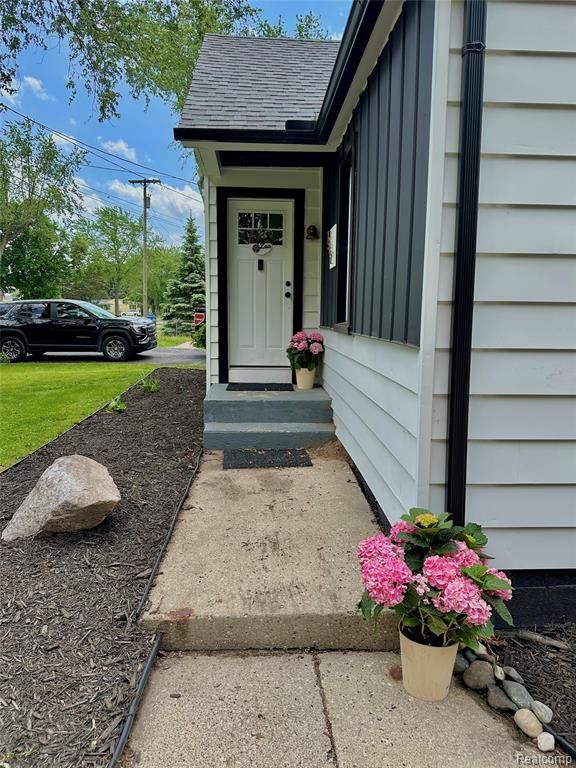 2349 W Ellery Avenue, Waterford, MI 48327